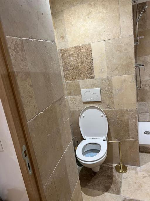 4M Studio Apartment Jouques Luaran gambar